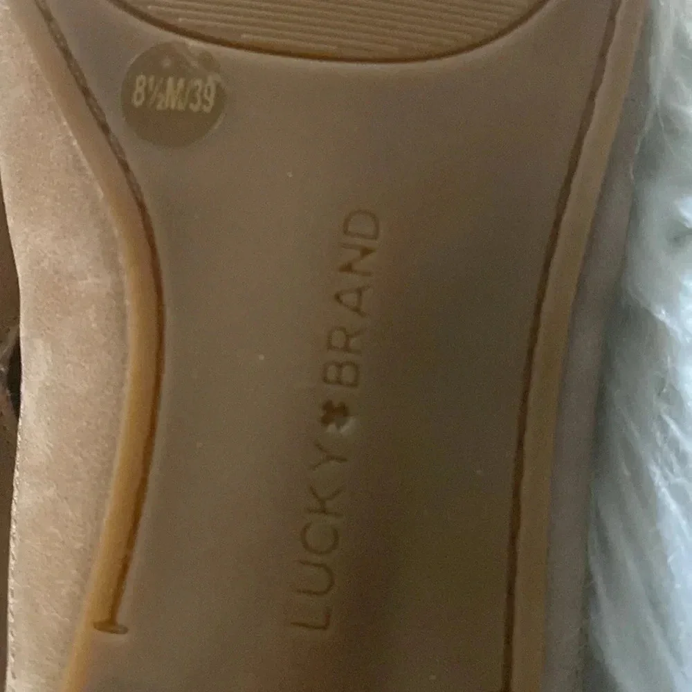Lucky Brand Size 8.5M NWOT Beige Leather Danyiel Flat